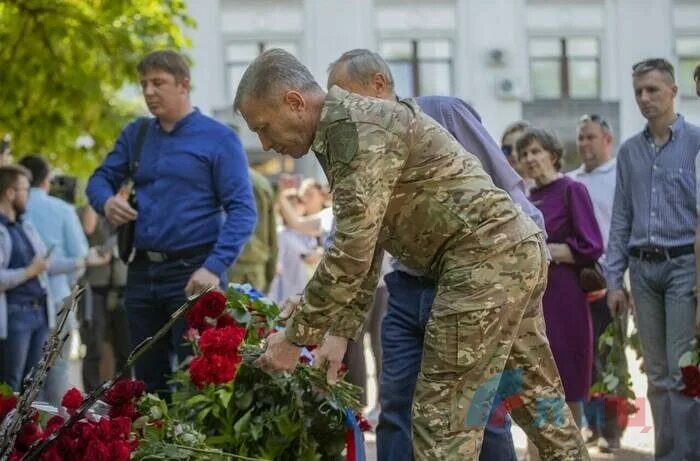 Возложение цветов ворошилову 142 годовщина. Луганск сегодня. Жители луганска. Россия человек. Алчевск возложение цветов.