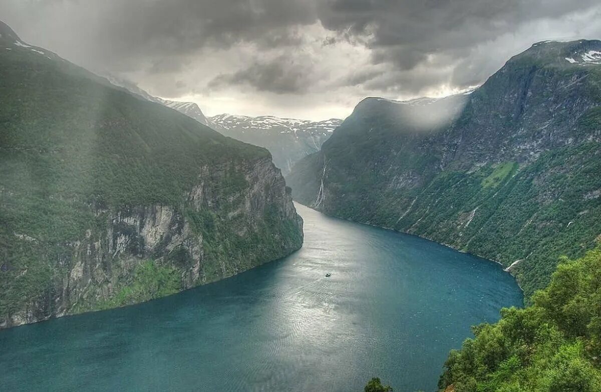 Какая страна имеет природную достопримечательность фьорды. Согнефьорд Норвегия. Норвегия Гейрангер Фьорд берег. Хардангер-Фьорд. Шотландские фьорды.