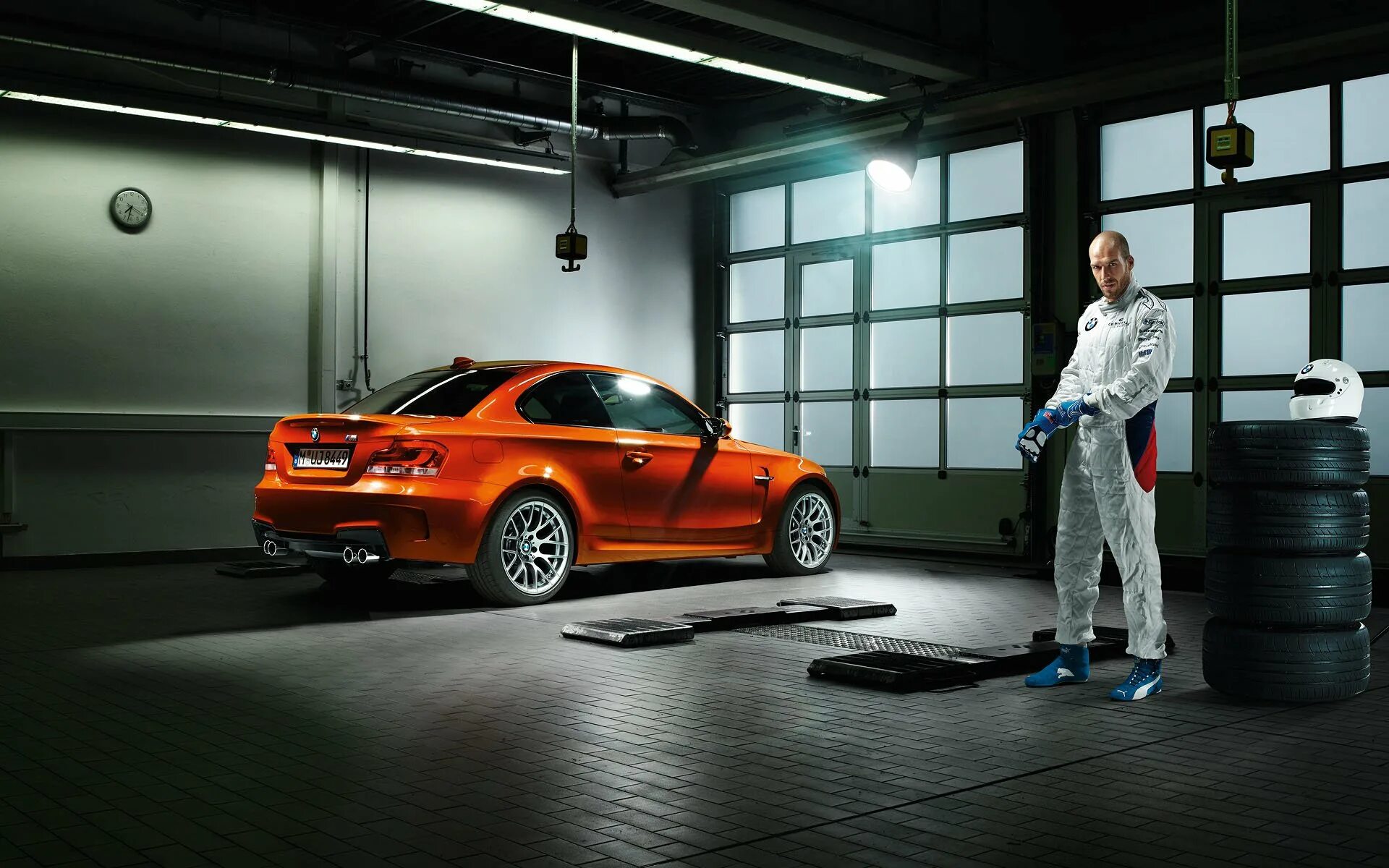 Vehicle garage. Автомобиль в сервисе. Супер гараж. Интерьер автосервиса. Красивый гараж.