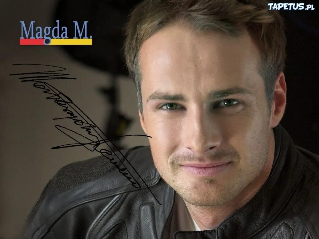 Лицо наполовину мужское наполовину женское. Мужское и женское лицо. Marcin mrozinski. Пол уокер лысый. Польские парни красивые.