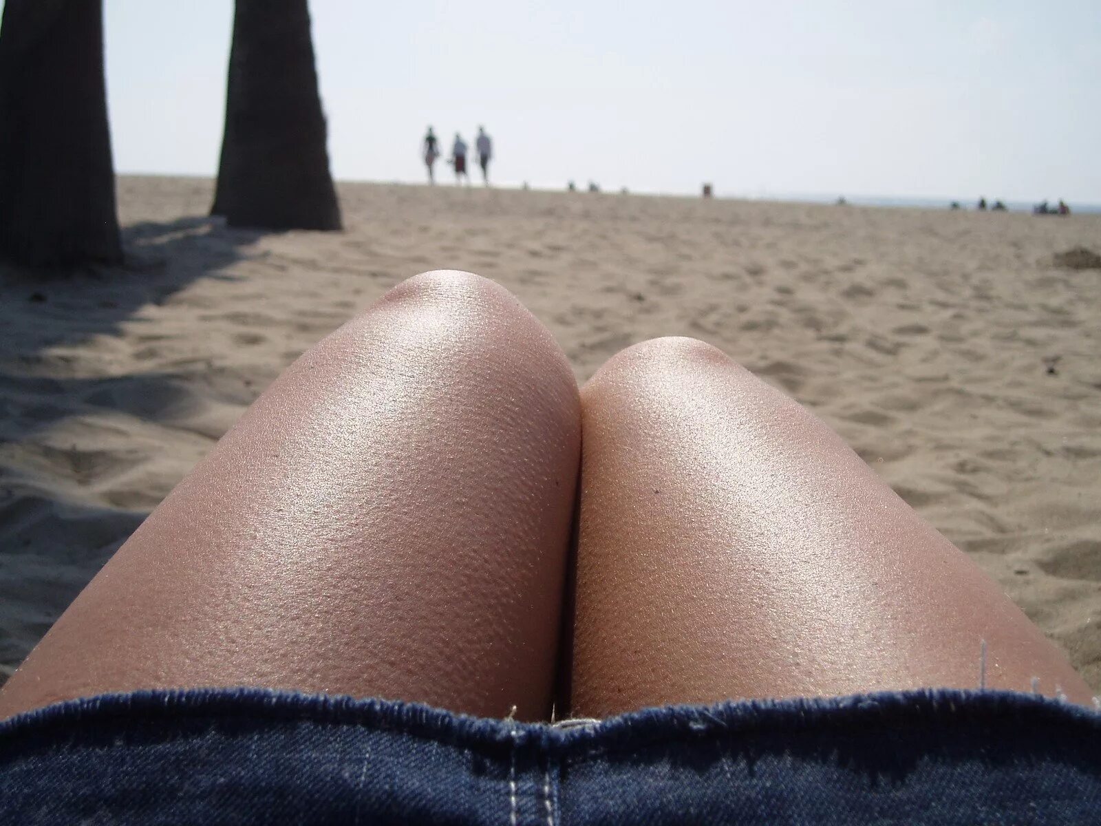 Сверху кожа снизу. Женские ноги. Мурашки на коже. Красивые колени. Красивые женские ноги.