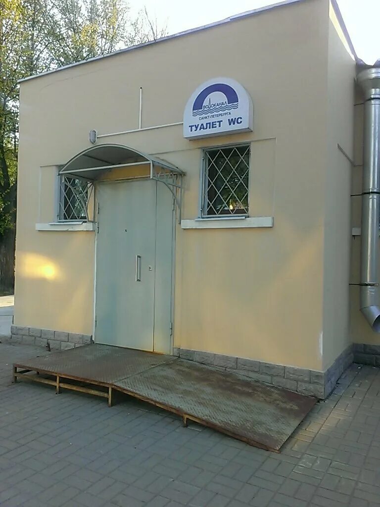 общественные туалеты в питере. туалет на дворцовой площади в санкт-петербурге. туалет водоканал спб. общественный туалет спб. модульные туалеты водоканала.