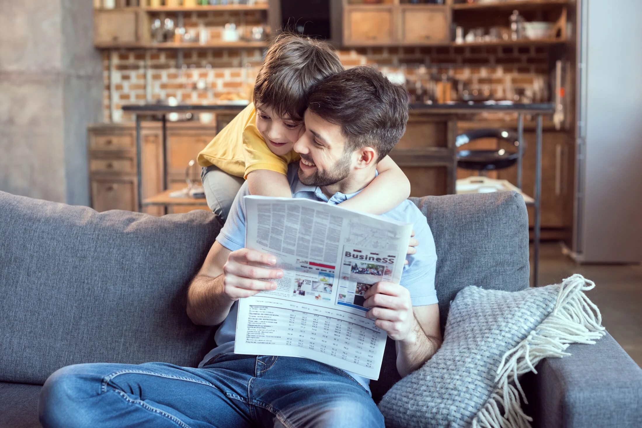 Газета для папы. Ребенок читает газету. Папа читает газету. Семья читает газету. Подруга сына книга
