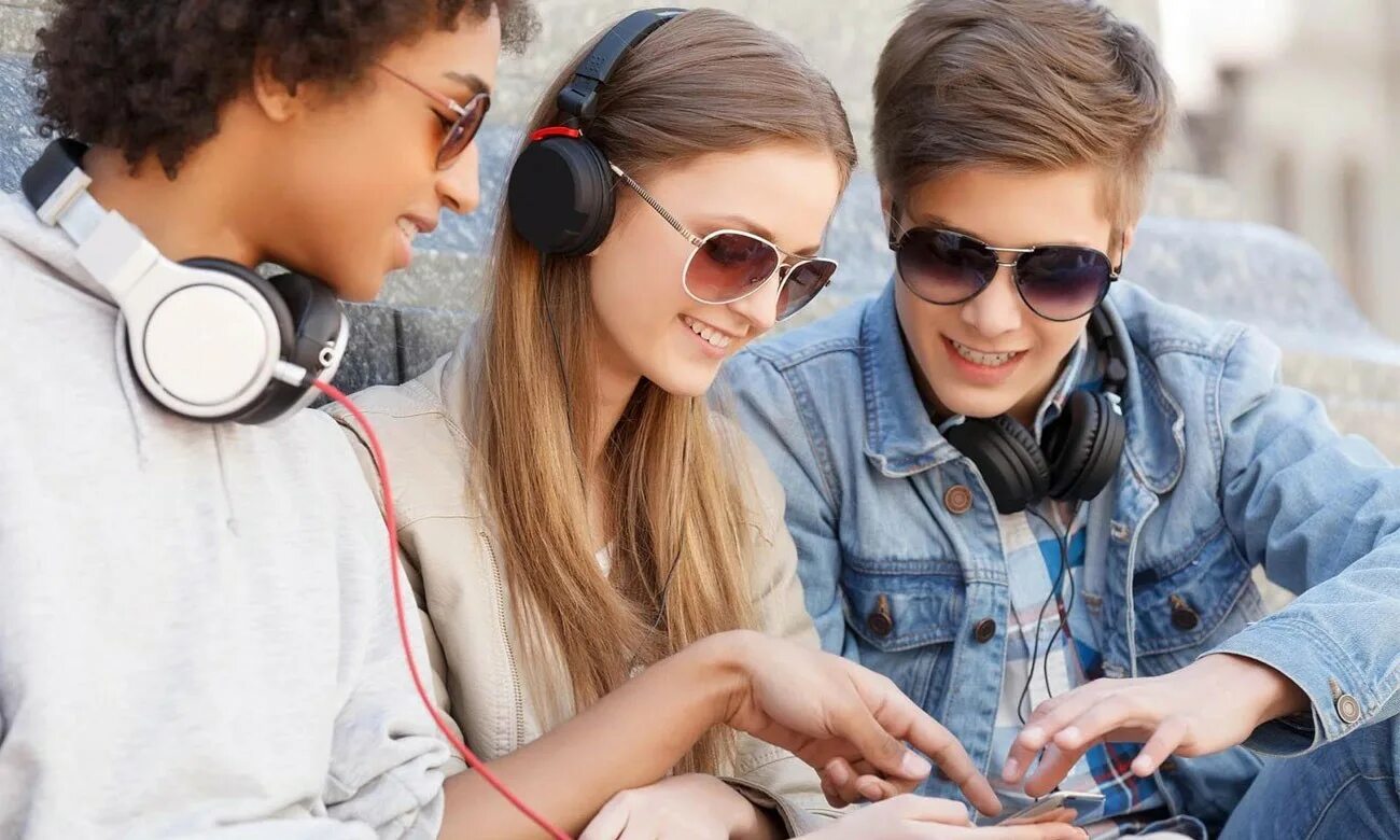 Две пары веб. Две пары фото. Молодая пара. Свободные отношения в семье. Семейные пары обмениваются партнёрами.