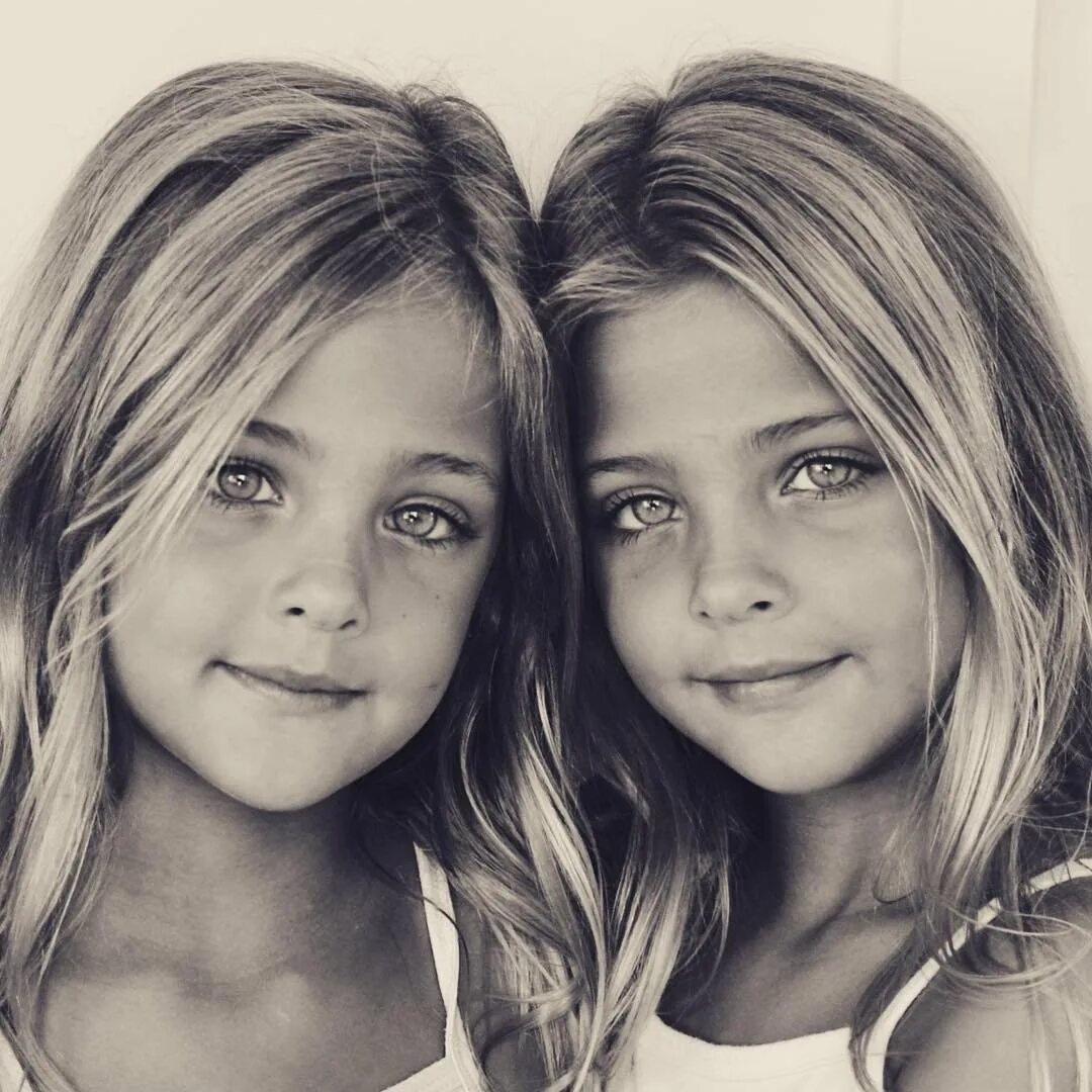 Две черные близняшки. Лиа Роуз Клементс в детстве. Красивые девочки Близнецы.