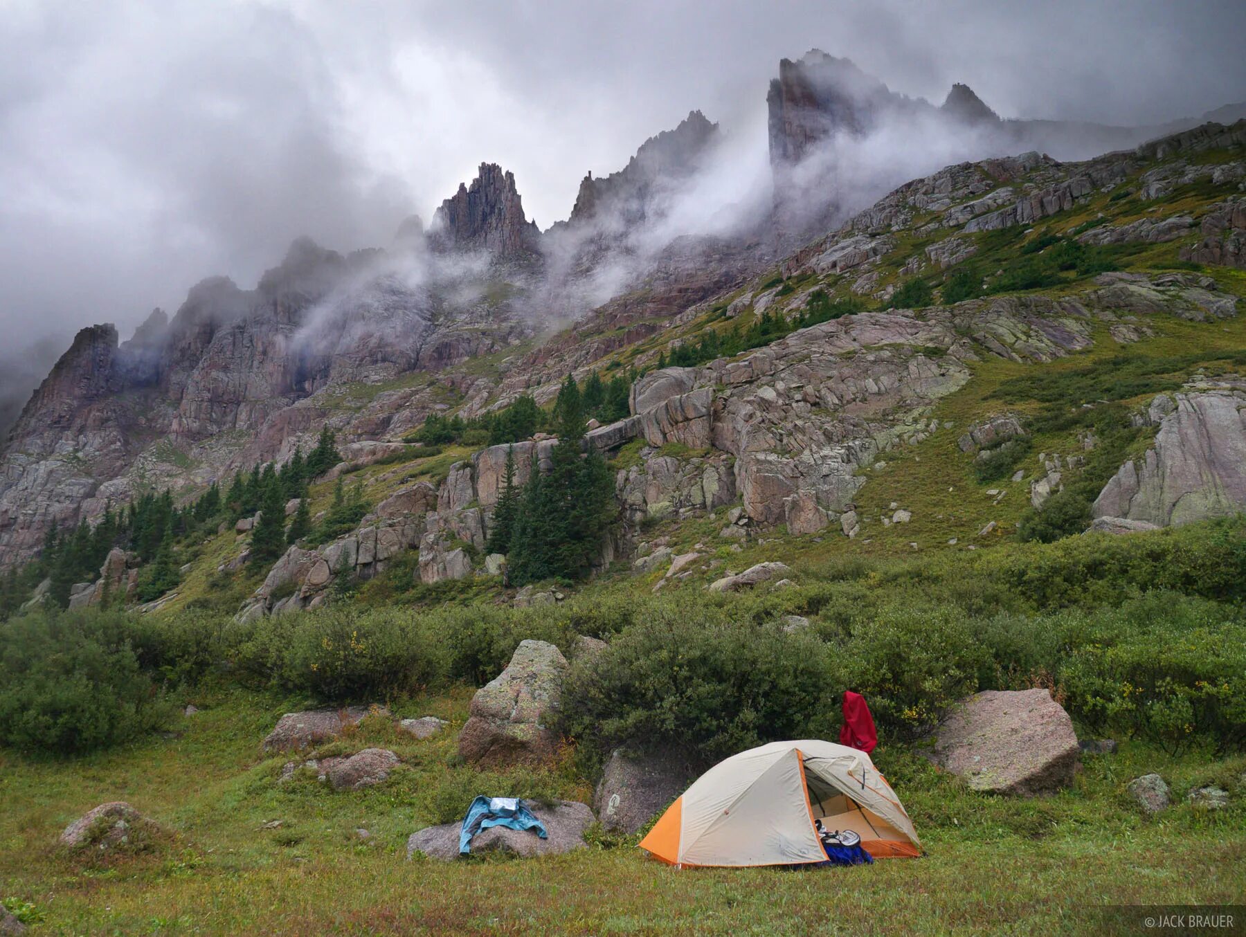 Кемпинг в горах с забором. Thorng high camp. Вокруг аннапурны торонг ла. Вокруг аннапурны торонг ла. High camp.