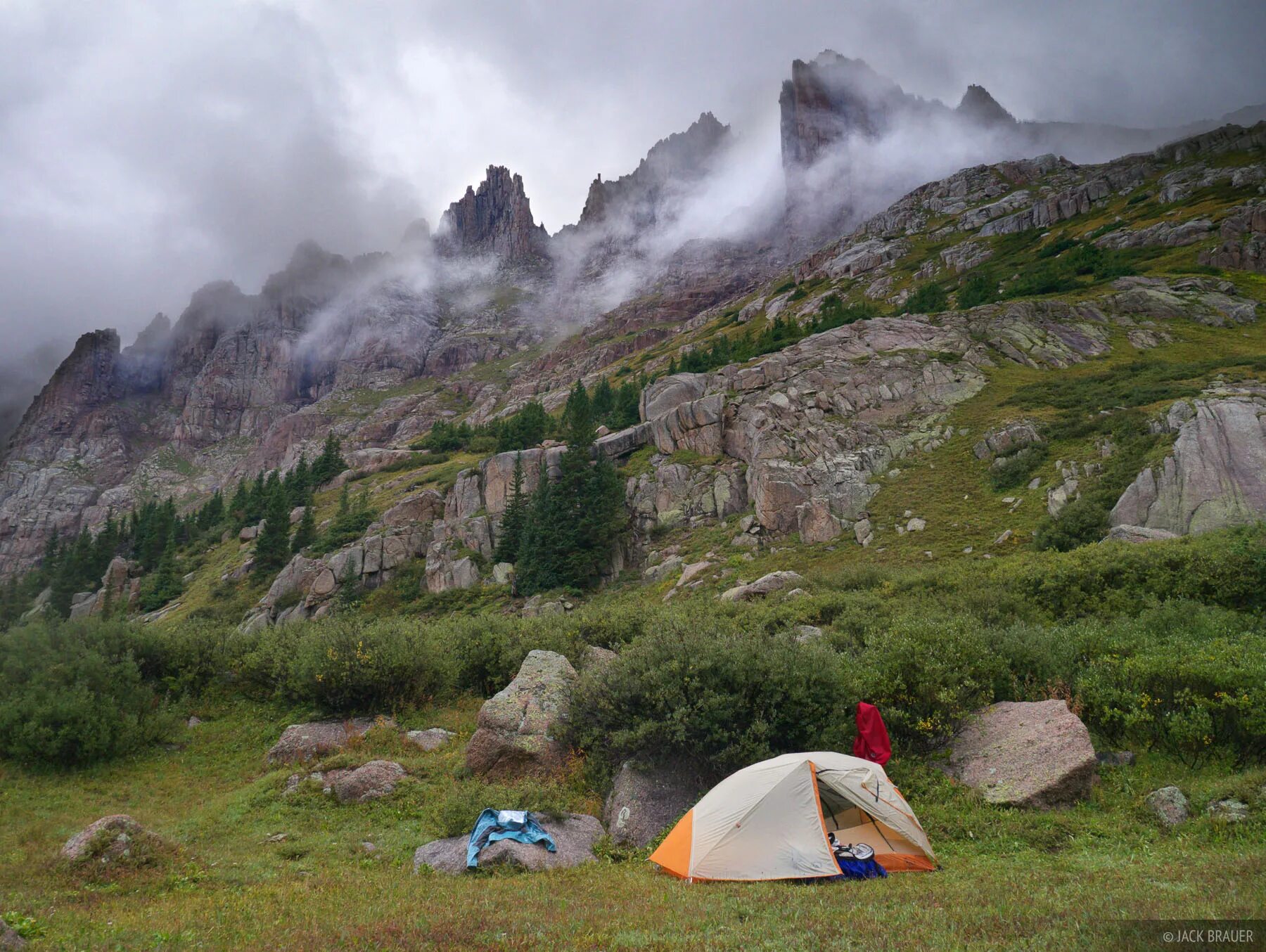 Mountains camping. Сенгилеевские горы кемпинг. Кемпинг в горах. Кемпинг в горах Урала. Кемпинг на горе Лобач.