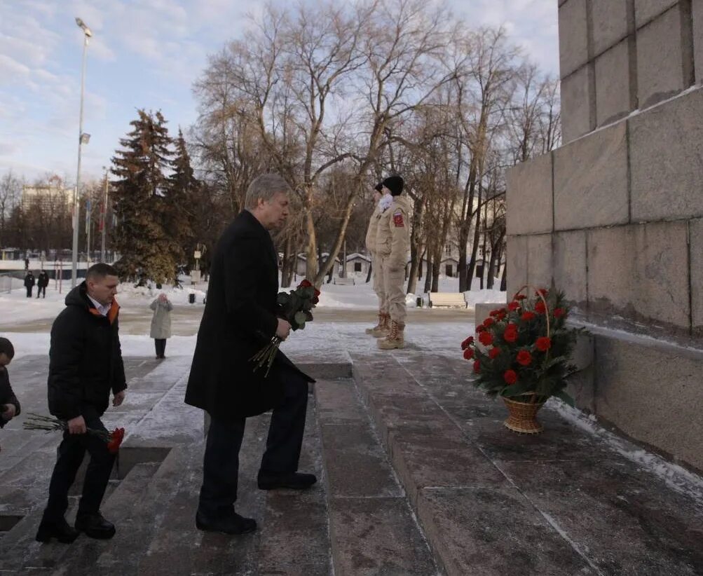 Возложение цветов к памятнику. Ульяновск возложение цветов. Возложение цветов к памятнику погибшим в Великой Отечественной войне. Возложение цветов к памятнику ученики. Годовщину смерти отмечают день