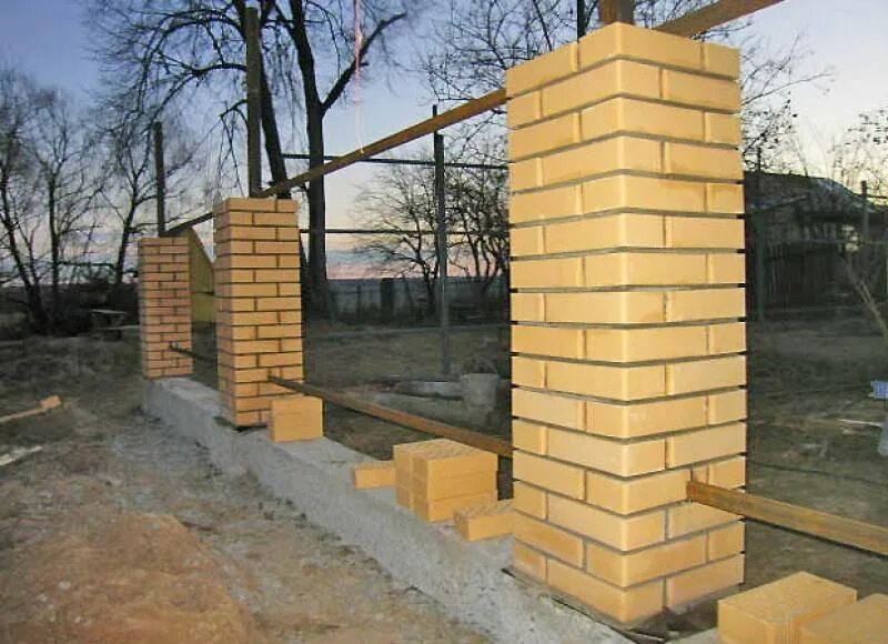 Кладка столбов забора. Кирпичные столбики для забора. столбики из кирпича для забора. забор с кирпичными столбами. столбы из кирпича для забора.