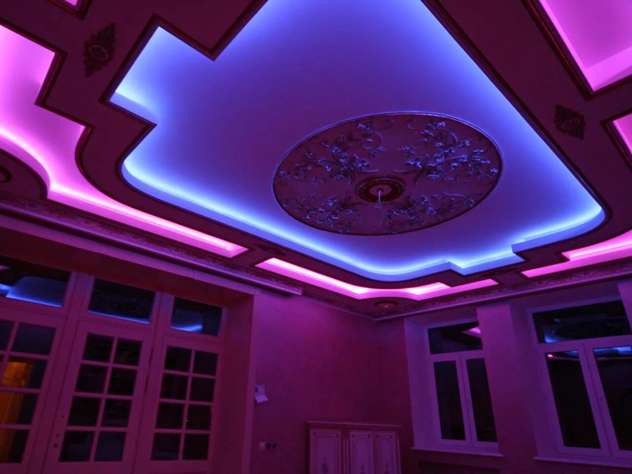 Диодное освещение. Потолок с подсветкой. Натяжной потолок с подсветкой. Светодиодная подсветка потолка. Светодиодная лента в интерьере.