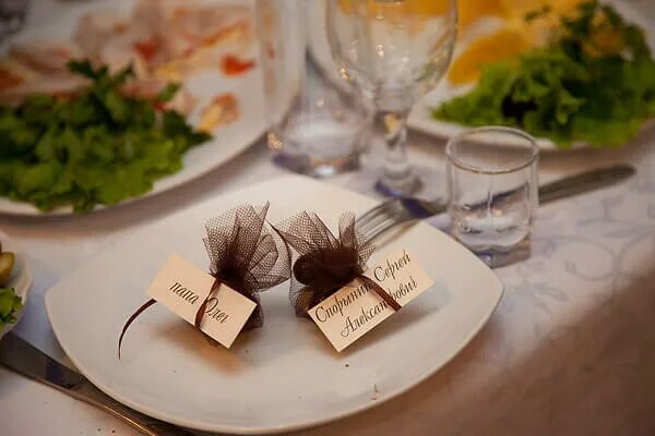 Подарочки на стол для гостей. Таблички на стол для гостей на свадьбу. Карточки на стол для гостей. Подарки на стол гостям на свадьбе. Гостям остановится в