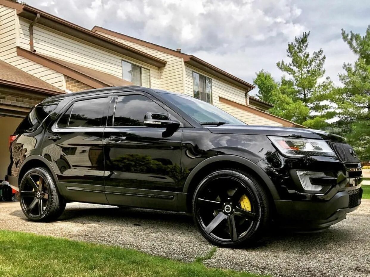 Диски эксплорер. Ford explorer r22. форд эксплорер 5 r22. форд эксплорер на 22 дисках. ford explorer 5 черный.