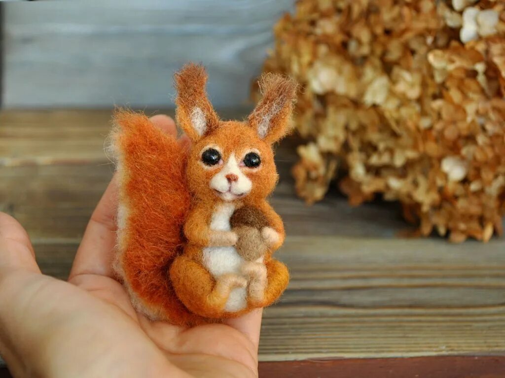 Валяшки анны константиновой зайцы. Валяшки анны. Расположение валяшки. Игрушки из шерсти сухое валяние. Валяшки анны.