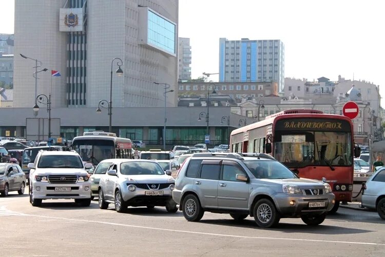 Пробки золотой мост. Автобусный парк владивосток. Автобусы владивосток. Автотранспорт владивостока. Пробки владивосток.