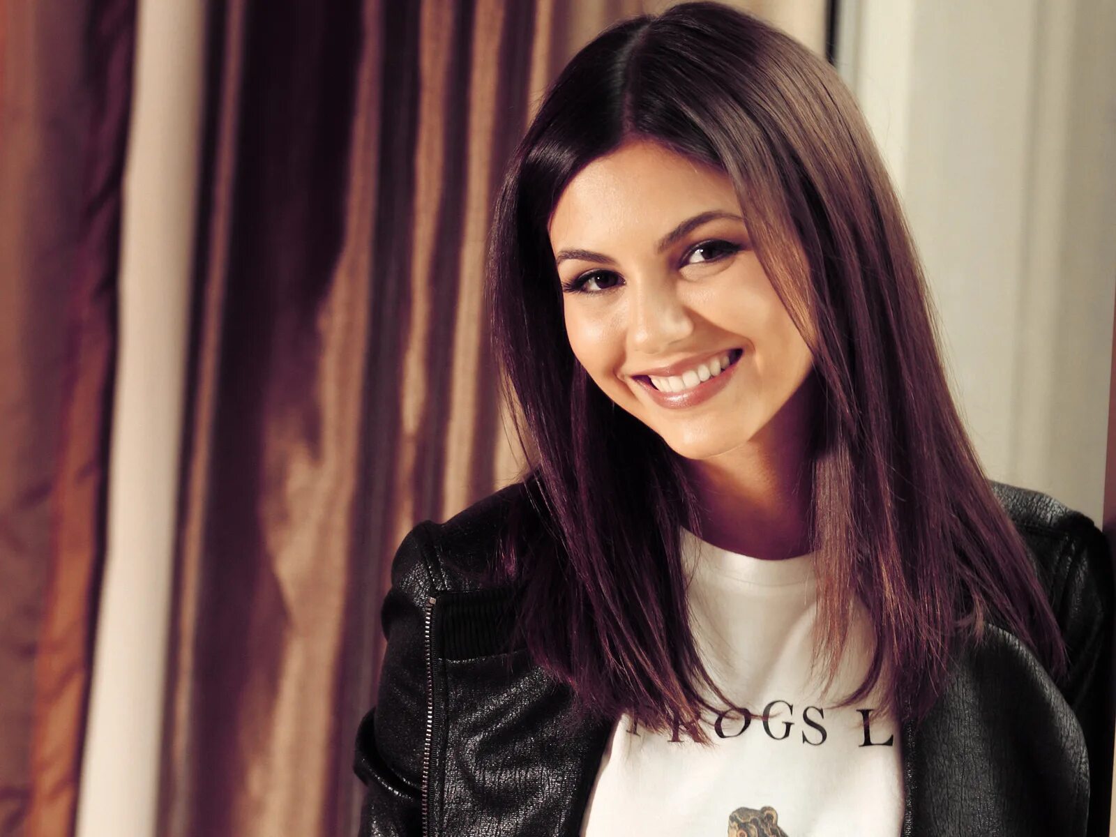 Красивая одежда. 102 девушек. 102 девушек. Девушка в кепке. Девушка улыбается.