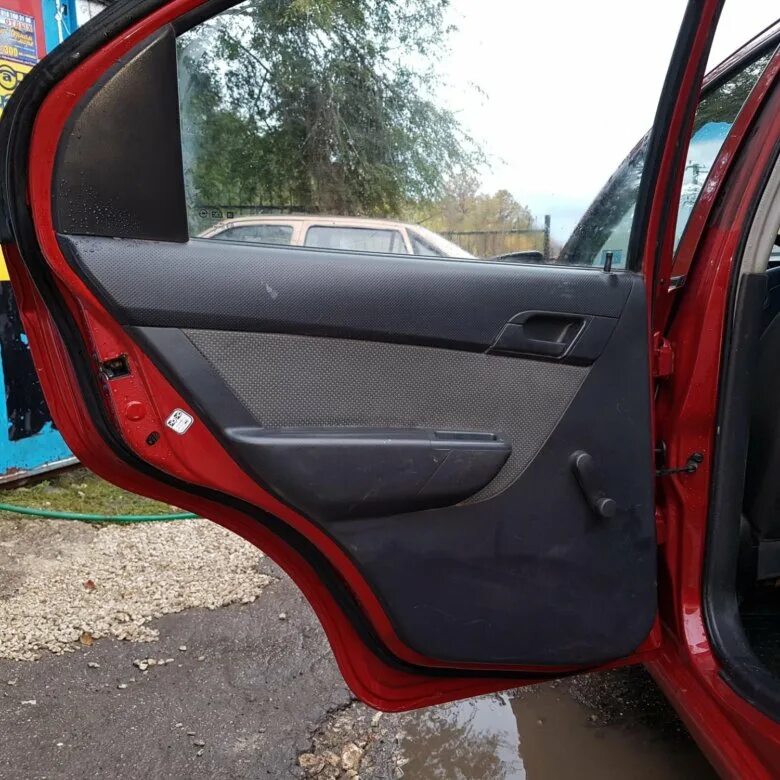 Дверь шевроле авео т250. Обшивка двери шевроле авео т250. Обшивка двери авео. Обшивка двери шевроле авео т300. Ручка обшивки авео т200.