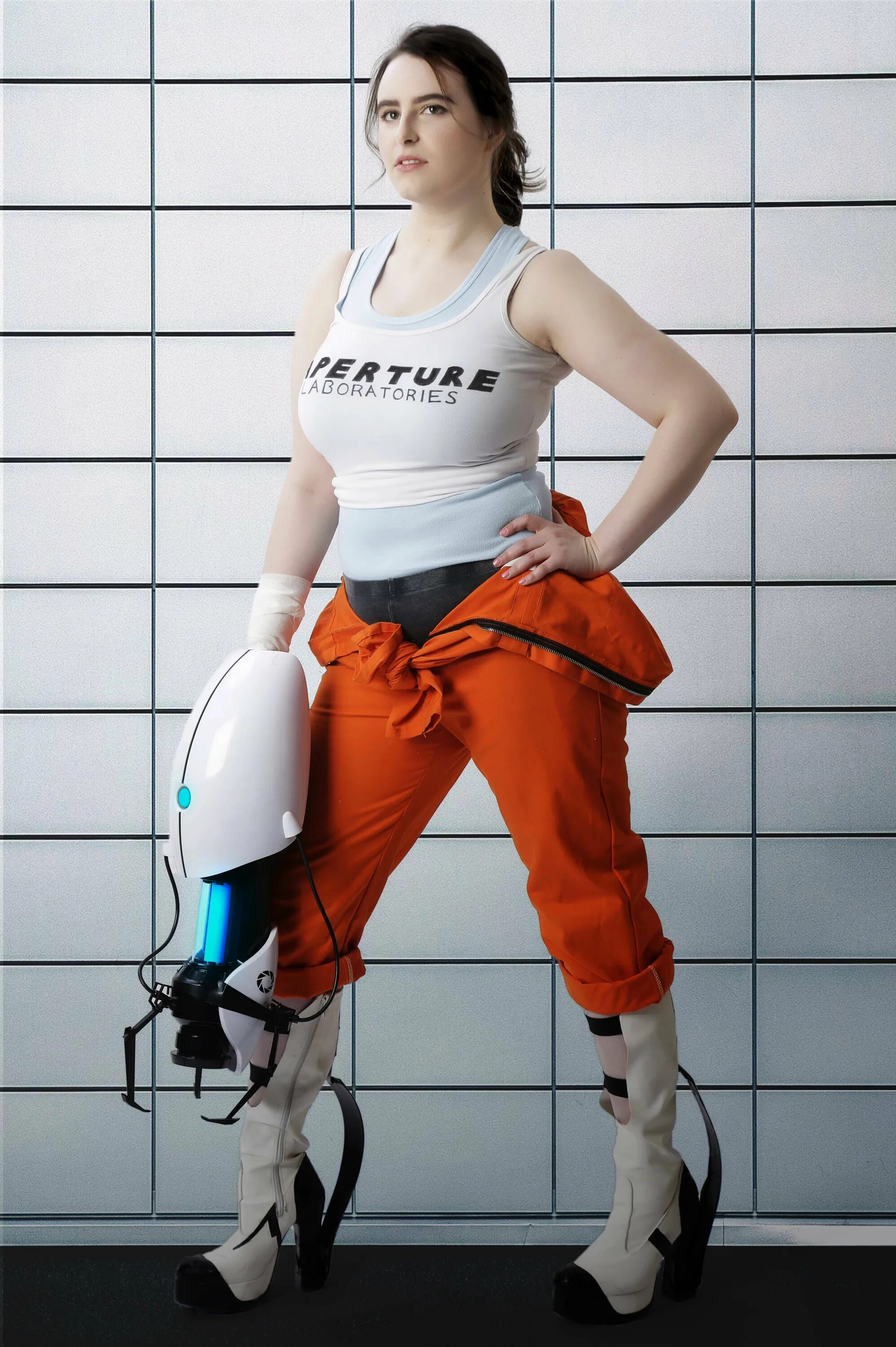 Chel cosplay. Portal Челл косплей. Косплей Portal 2 Челл. Portal 2 Chell. Комбинезон Челл из портал 2.