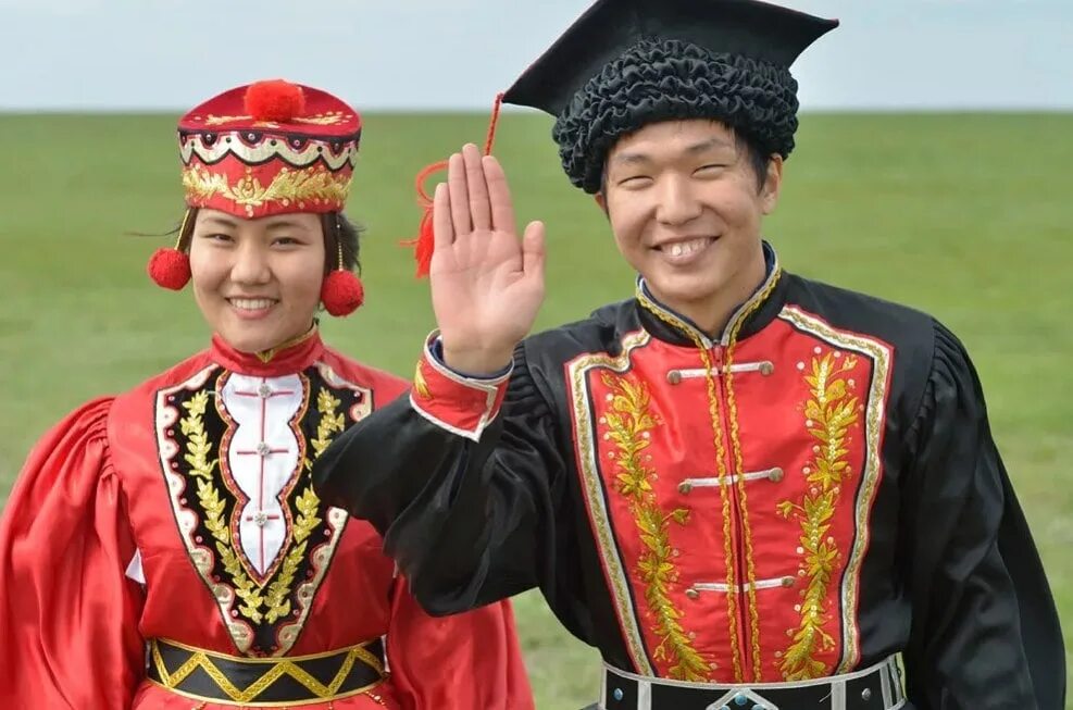 Калмыки народ. Калмыкии монголии. Монгольский национальный наряд. Дацан иркутск. Калмыкии монголии.