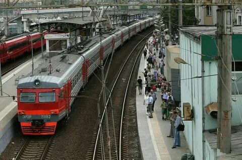 Электричка стоит на месте