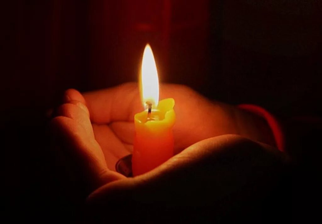 Свеча горит в руке. Свеча памяти. Свечка памяти. Горящая свеча в руках. Горящая свеча в ладонях.