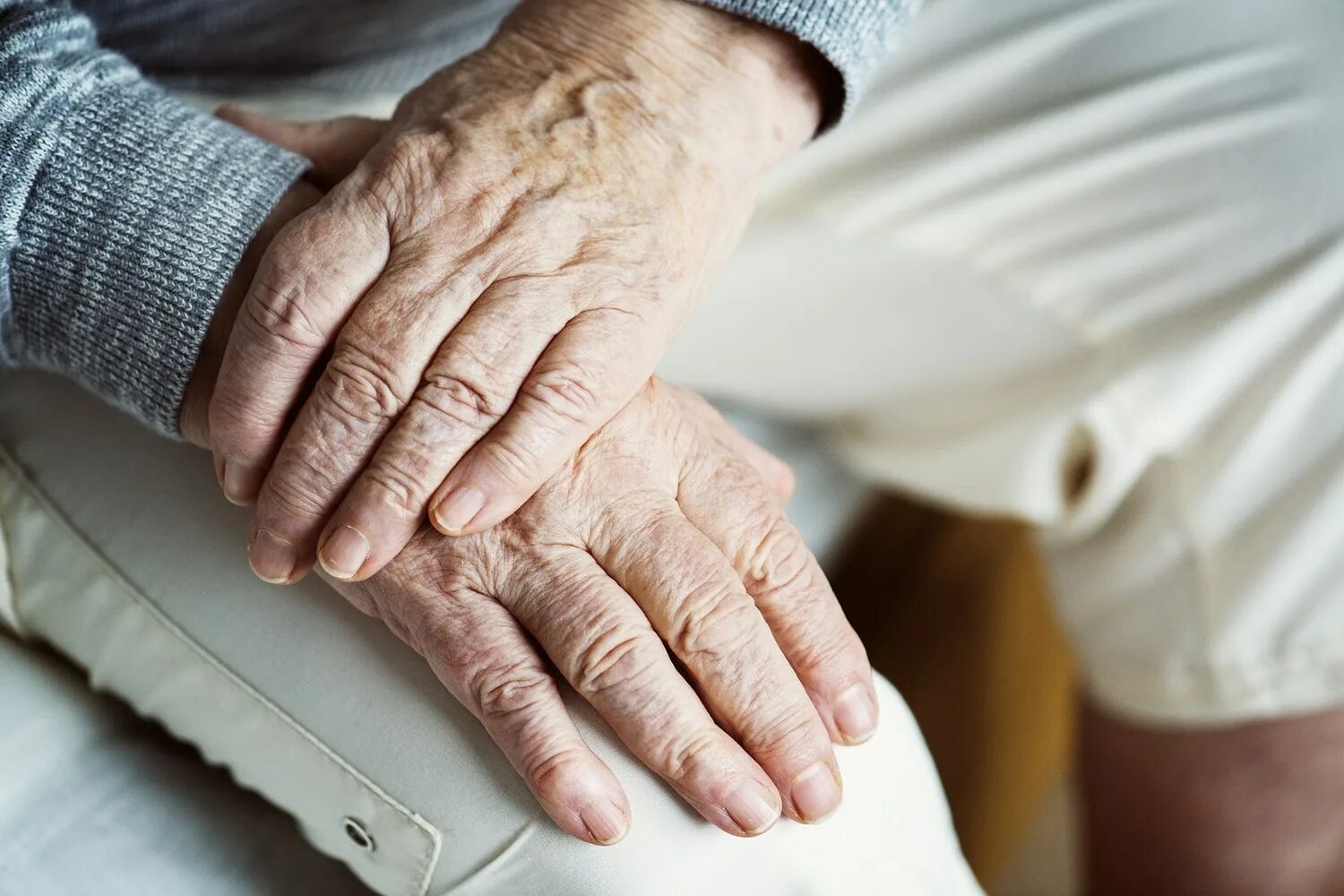 Государственная поддержка пожилых людей. Пожилые люди. Старческие мужские руки. Ковид пожилые люди.