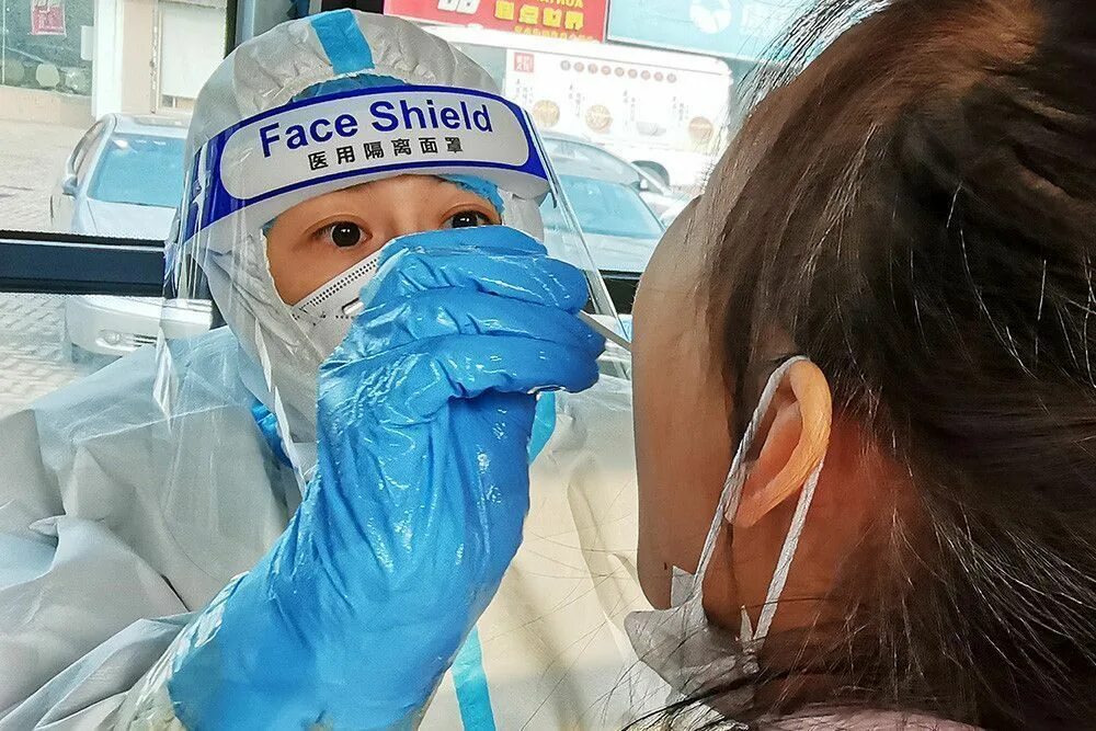 Штамм «омикрон заражает вакцинированных?. Люди зараженные ковидом. Коронавирус в китае первый случай. Вирусолог. Первые случаи заражения.