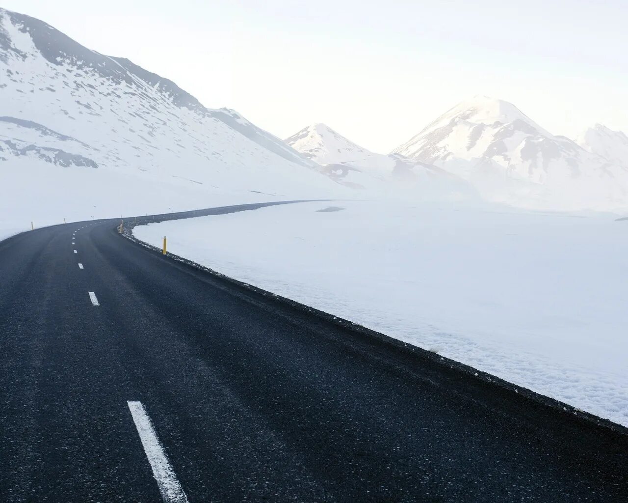 На дороге снег лежит. Заснеженная дорога. Горы снег дорога. Снежная дорога в горах. Дорога в горы зима.