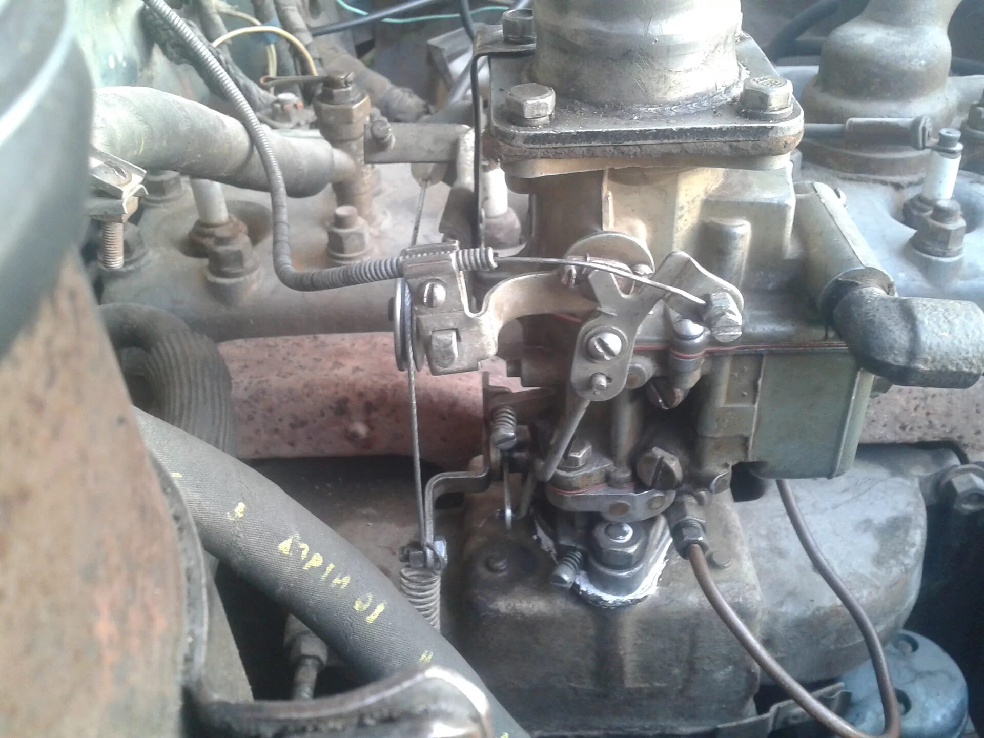 Карбюратор газ 3110 402 двигатель. Карбюратор газ 69 однокамерный. Карбюратор газ 24 10. Вакуумный шланг с трамблера на карбюратор газ 2410. Карбюратор на уаз 402.