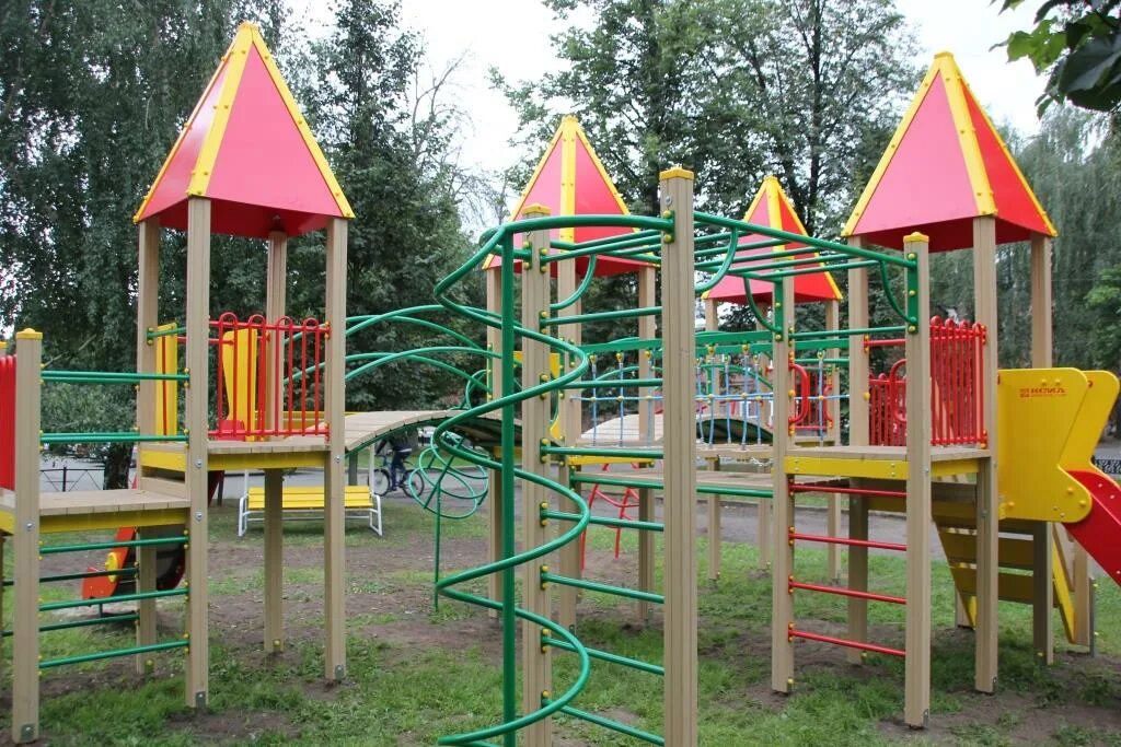 Спортивная площадка. Дети на площадке. Парк победы белгород спортивная площадка. Варианты городка. Современные детские площадки.