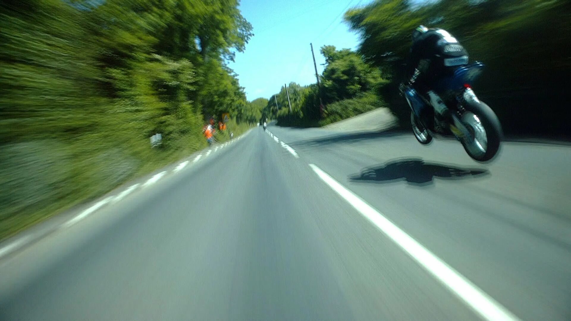 Скорость скоростного велика. Мотоцикл скорость. Мотоциклист на скорости. Мотоциклист на высокой скорости. Мотоцикл мчится.