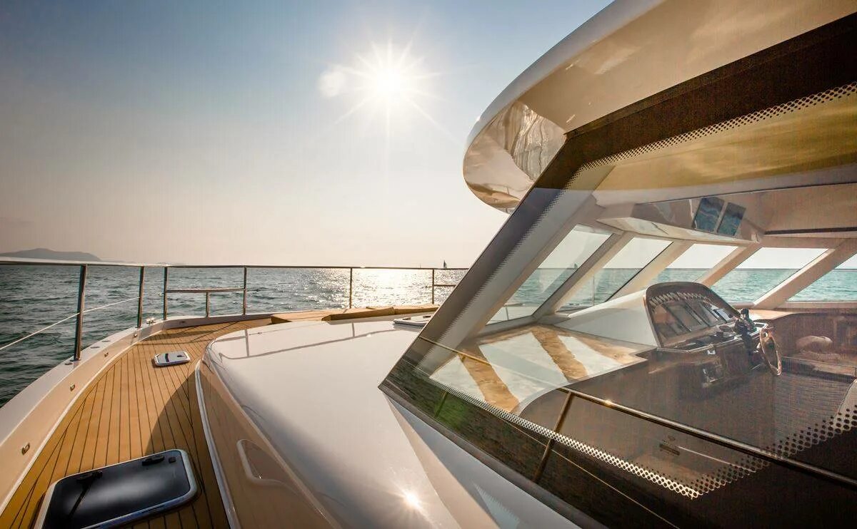 Sola luxury. Solar Yacht. Luxury Yacht Zero-Carbon buy. Full-Electric Yacht.