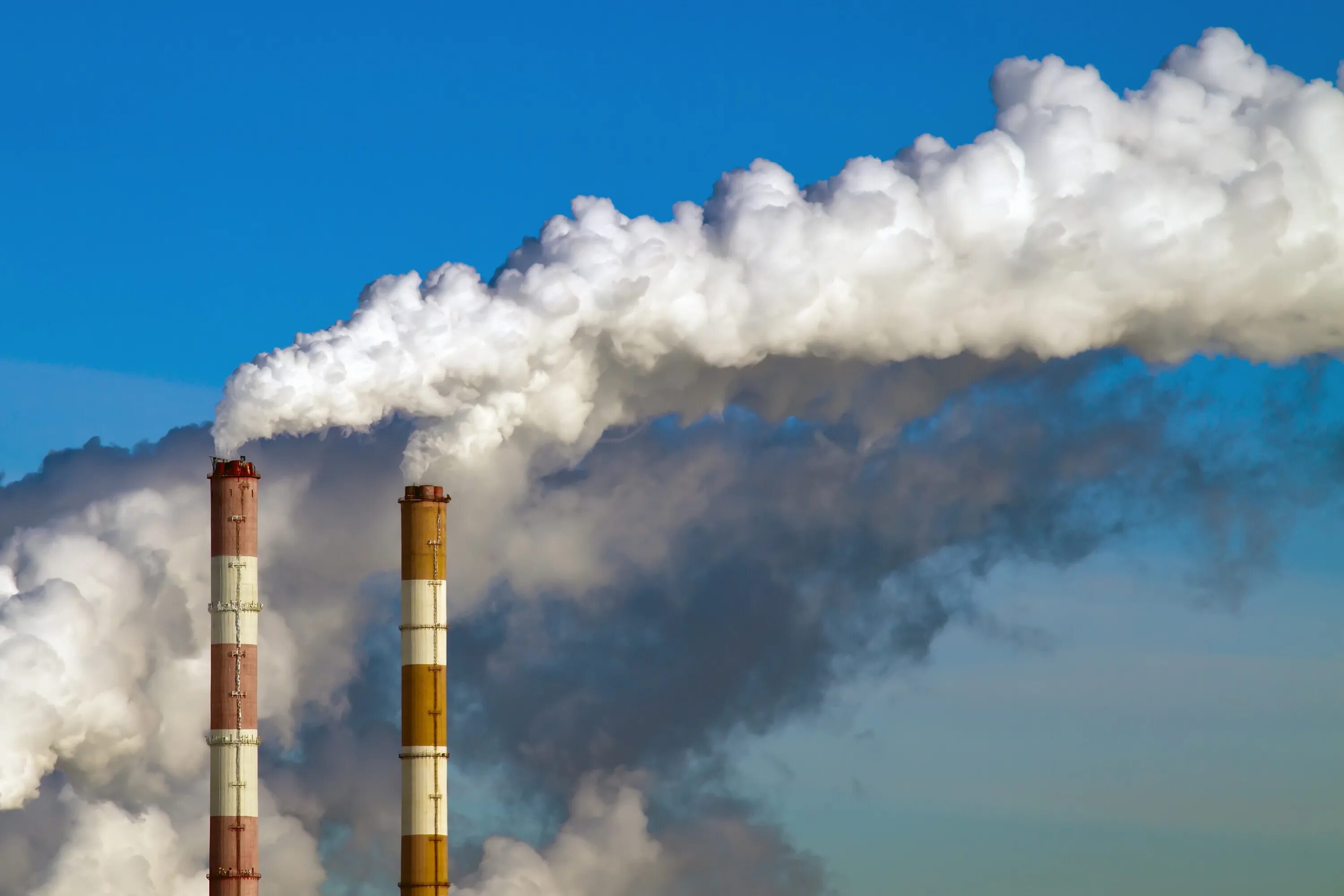 Выбросы в атмосферу. Выбросы заводов в атмосферу. Загрязнение атмосферного воздуха. Загрязненность атмосферного воздуха. Промышленные выбросы в атмосферу.
