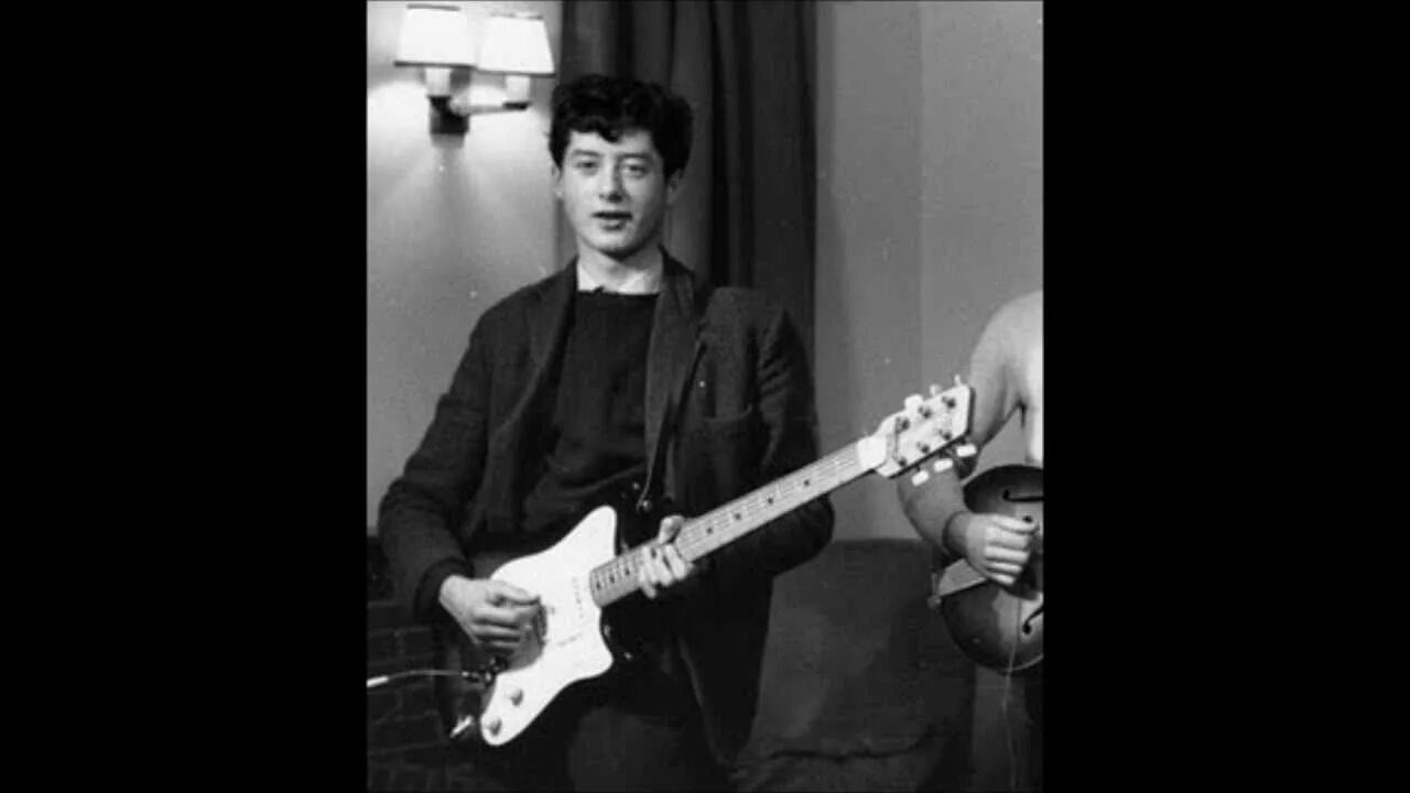 Я довольно молодой. Джимми пейдж молодой. jimmy page 1957. джимми пейдж 1957. джимми пейдж со смычком.