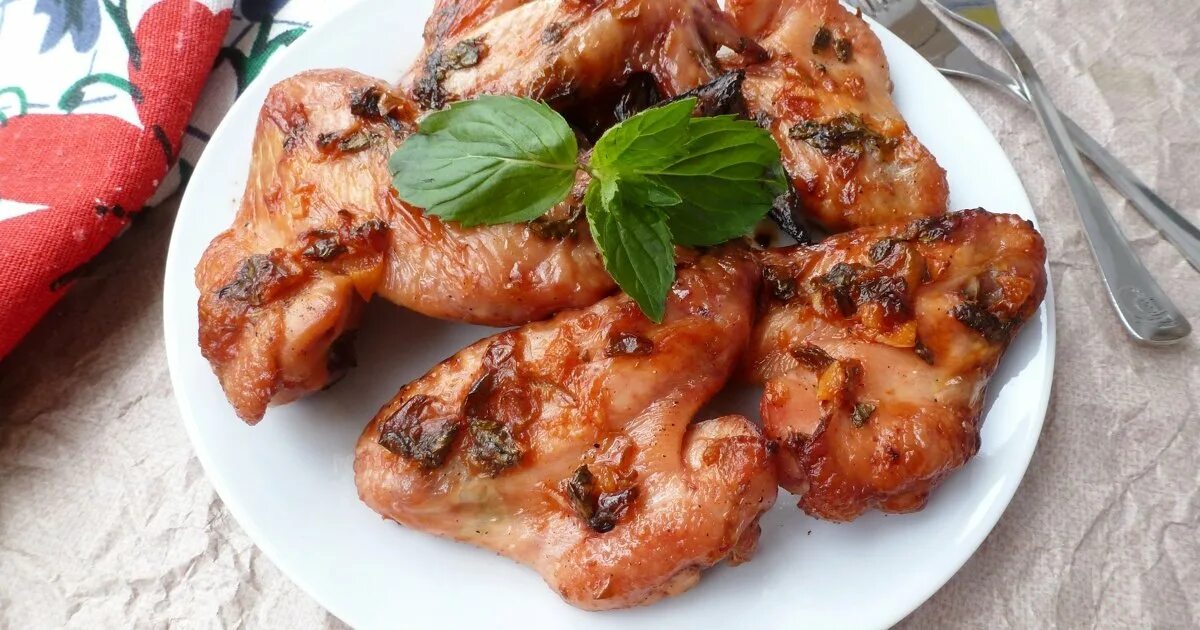 Как приготовить соус крылышек. Крылья куриные. крылышки куриные. крылышки куриные готовые. маринад для крылышек.