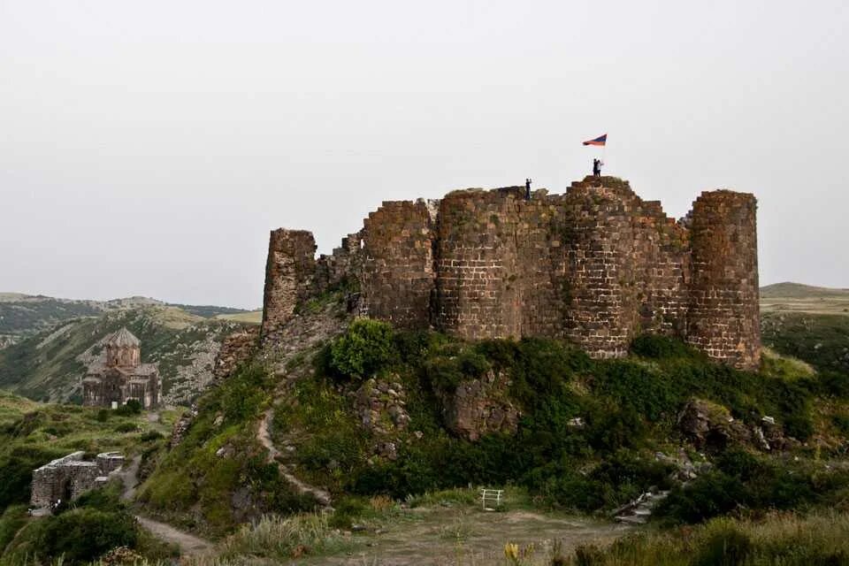 Сайт берд. Крепость амберд ереван. замок амберд в армении. гора арагац крепость амберд.