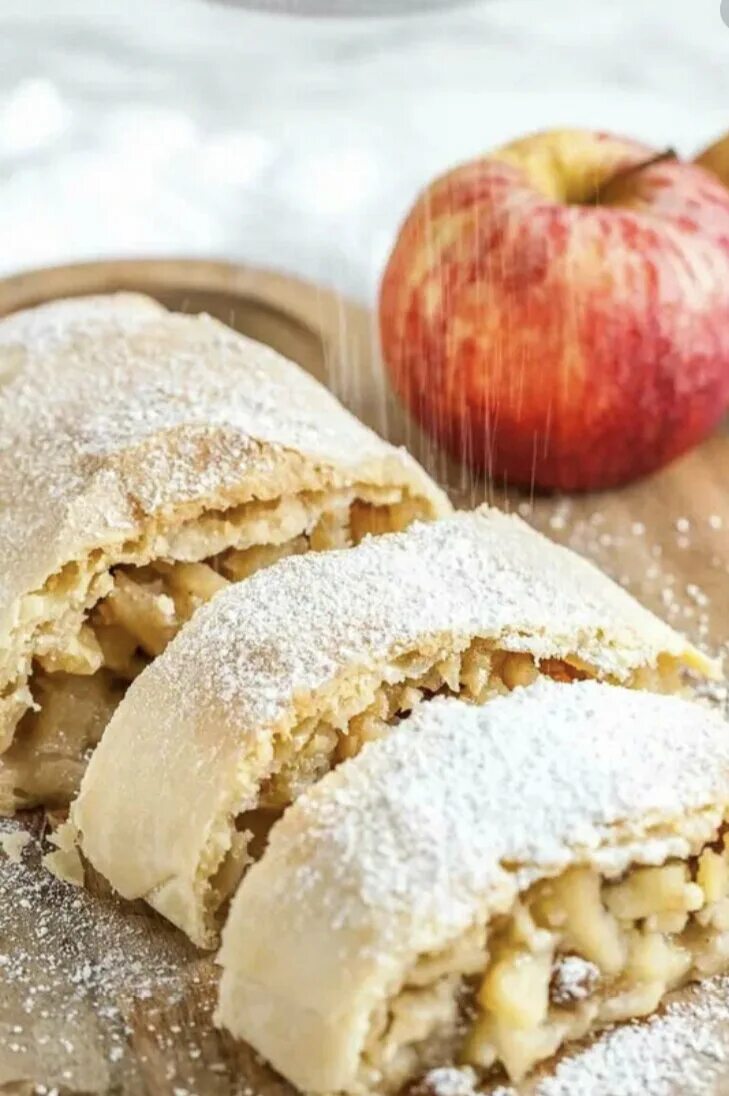 Штрудель яблочный. Штрудель с яблоками в духовке рецепты. Венский штрудель. Рулет из слоеного теста с яблоками. Яблочный штрудель слоеное бездрожжевое.