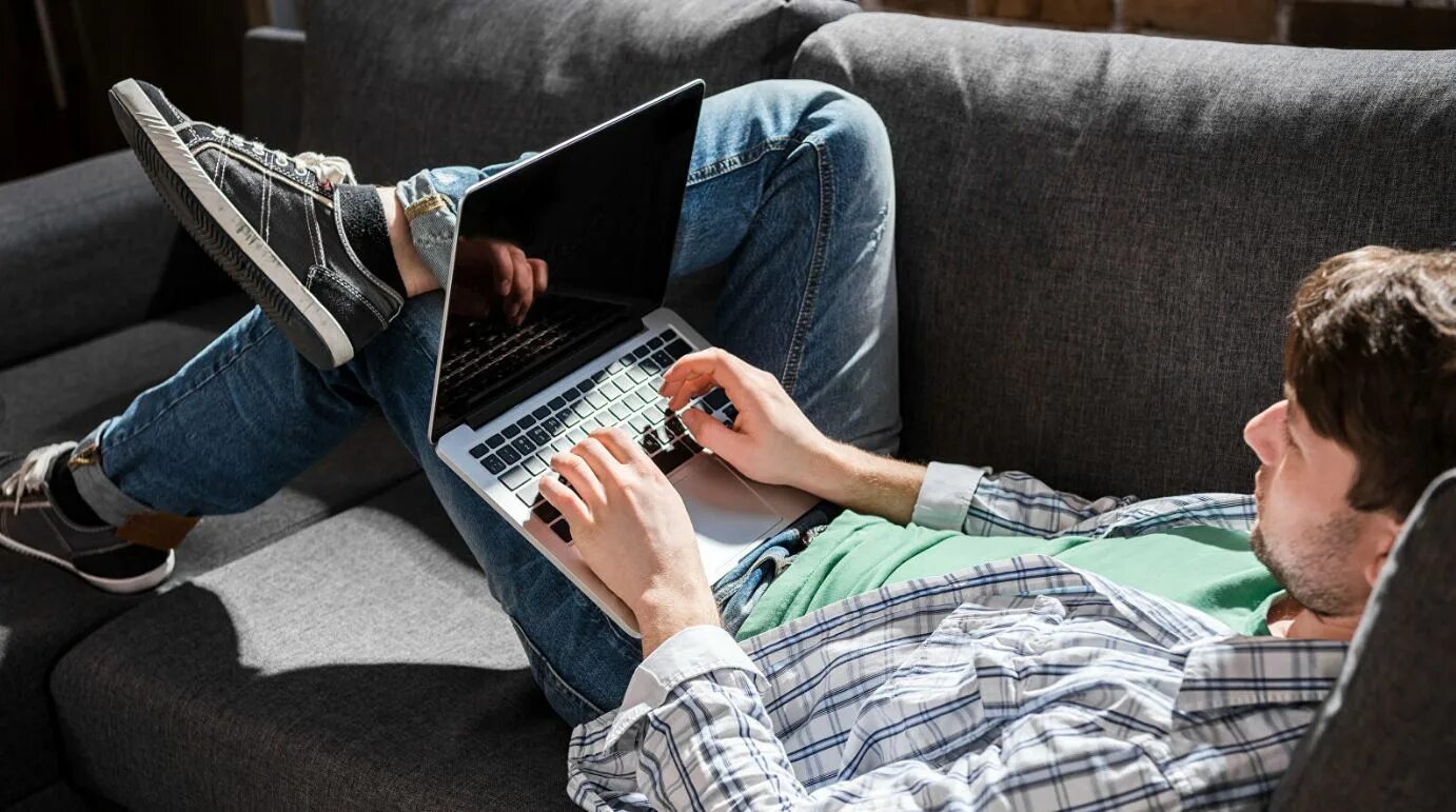 Офисное кресло altwork station. Нидра медитация. Ленивый ребенок. Человек в кровати. Лежать и играть.