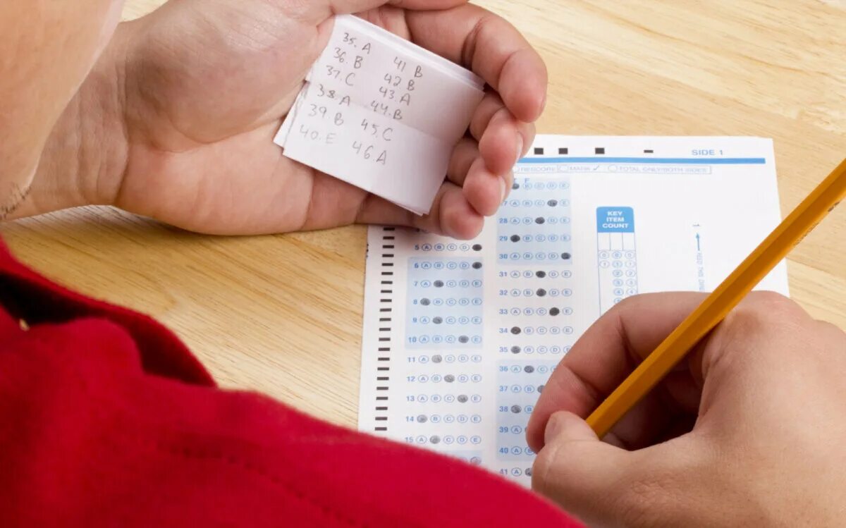 Helping on tests. Списывает на экзамене. Списывание шпаргалки. Студент со шпаргалкой. Списывание на экзамене.