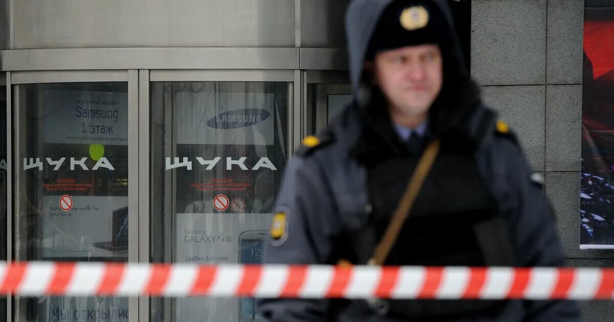 Терроризм в торговом центре. Фото теракта в торговом центре Москвы. Студент сообщает о бомбе фото. Полицейский и продавец.