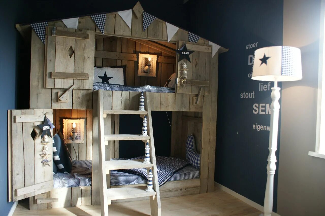 Необычные кровати для детей. Оригинальные детские комнаты. Необычная кровать для мальчика. Необычная детская комната для мальчика.