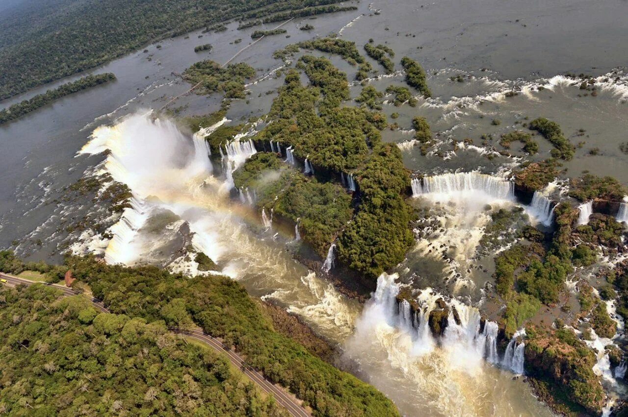 Водопад Игуасу на реке Парана. Водопады Игуасу Аргентина Бразилия. Бразилия водопады Игуасу глотка дьявола. Водопад Игуасу, граница Бразилия–Аргентина.
