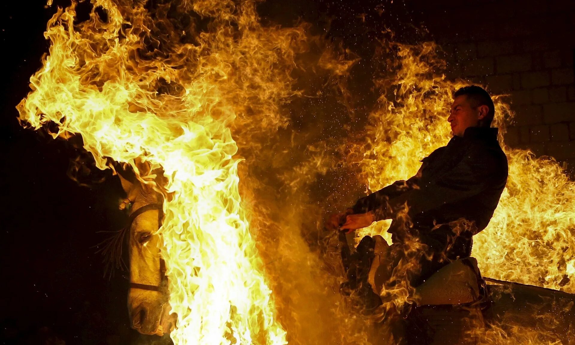 Священный огонь индия. Пройти через огонь. Прыгать через огонь. Проводящий через огонь. Проводящий через огонь.