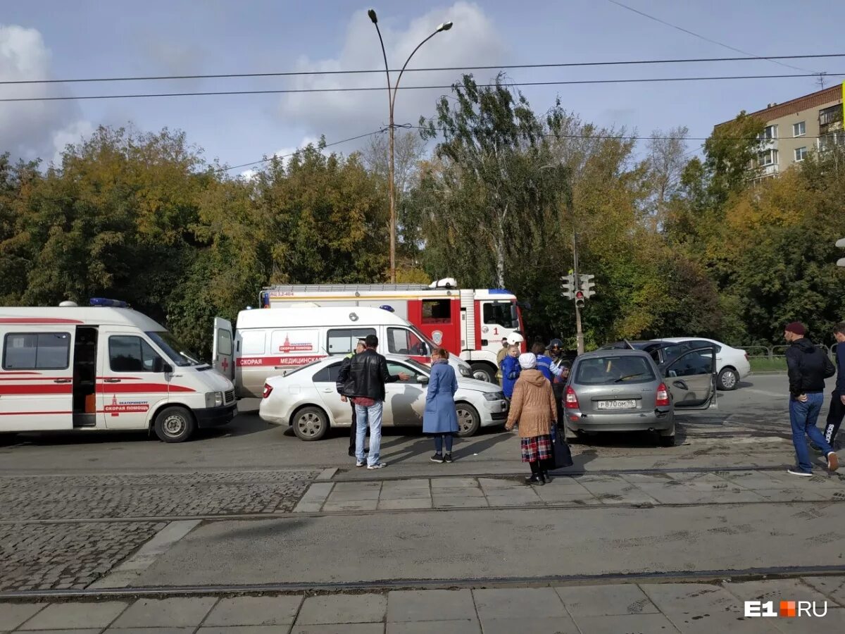 Е1 екатеринбург новости происшествия сегодня. Дтп на блюхера екатеринбург. авария на блюхера сегодня в екатеринбурге.