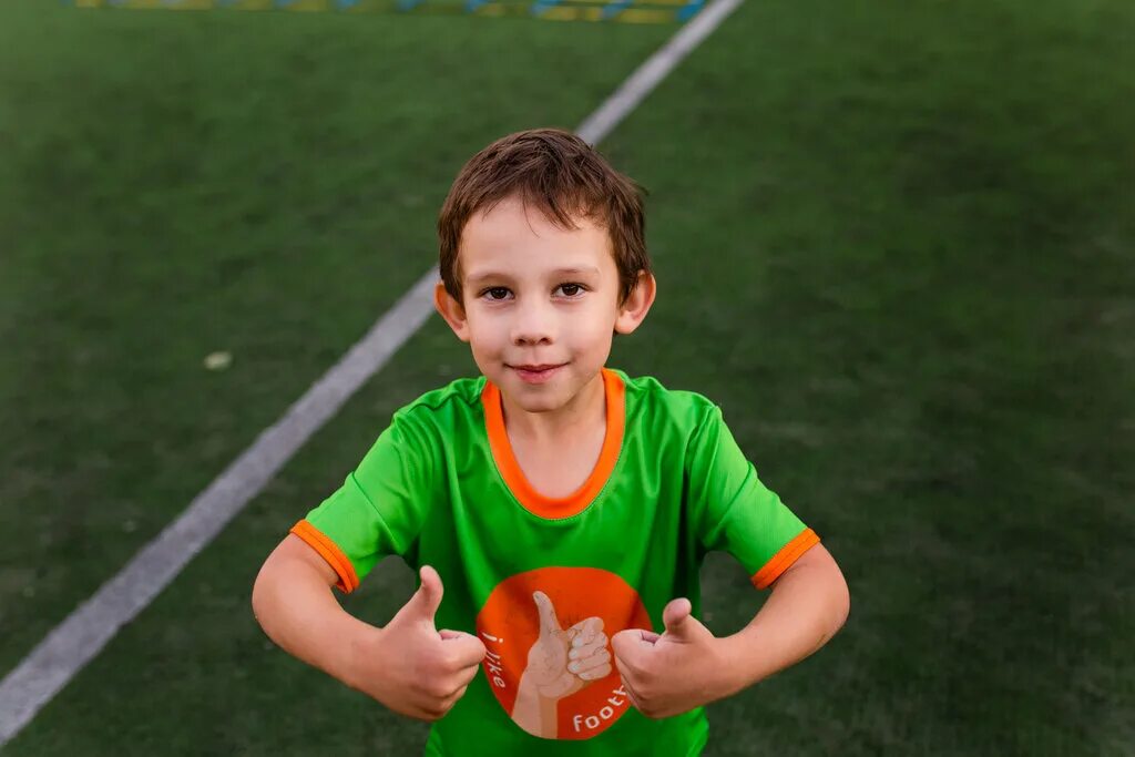 Do they like football. Лайк футбол. Школа футбола лайк. Футбол с ребенком 2х лет. Футбольная команда лайк.