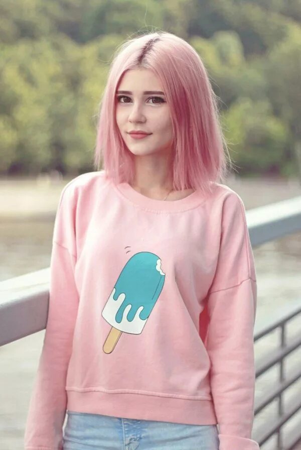 кира рауш розовые волосы.