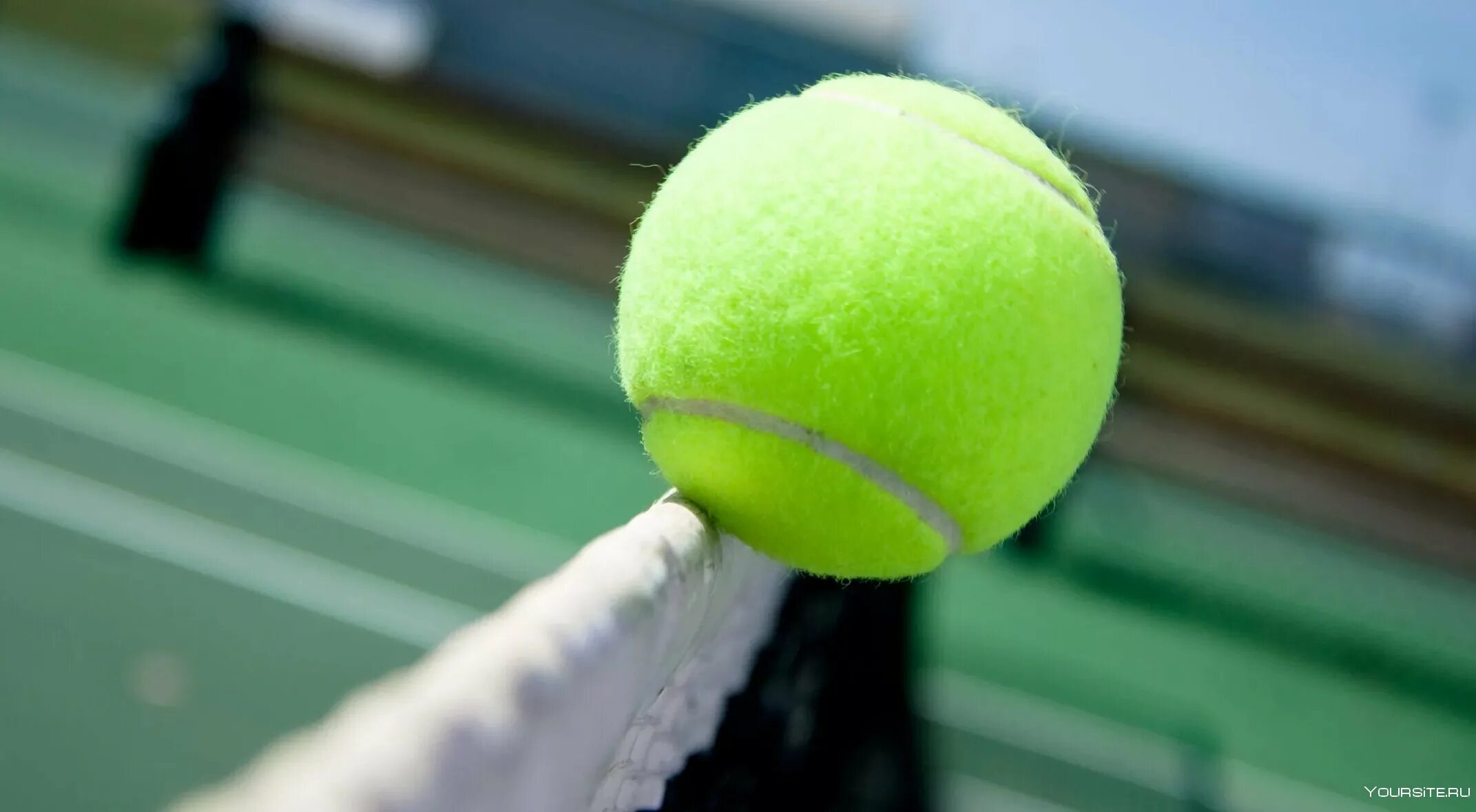 Если мяч отскакивает в поле. Теннисный корт us open. теннисный мяч. мяч для большого тенниса. теннисный мяч на корте.
