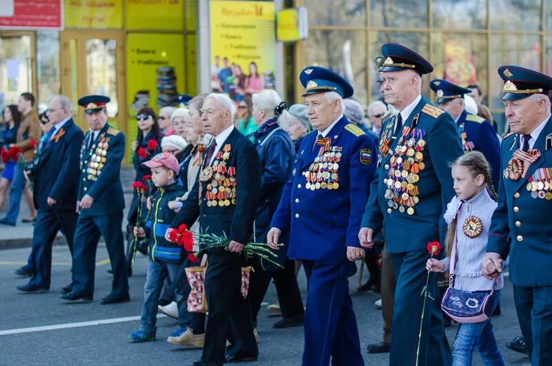 Выплаты детям войны ко дню победы. Ветераны на параде. День Победы ветераны и дети. Ветераны на параде Победы. Парад Победы дети и ветераны.