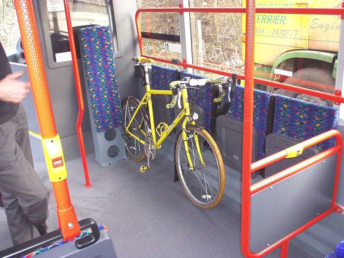 Велосипед в автобусе. Велосипед в маршрутке. Автобус с креплением для велосипеда. Крепление для велосипеда в электричке.