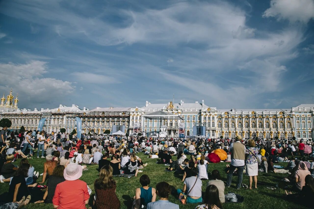 Парадный плац. Парадный плац Екатерининского дворца. Плац Екатерининского дворца в Царском селе. Парадном плацу Екатерининского дворца опера всем. Опера всем Санкт Петербург 2022.