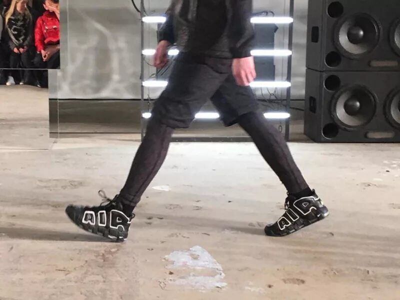 Найки литвина. Кроссовки nike у миши литвина. Nike react 87 element серебро. Кроссовки литвина nike. Кроссовки литвина найк.